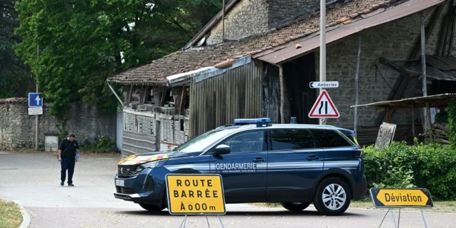 Die Polizei riegelte das Zentrum des Orts ab