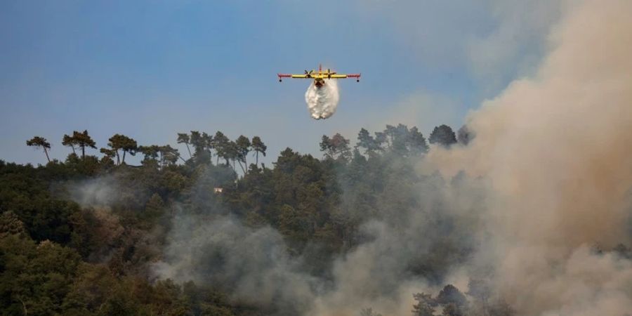 Löschflugzeug im Einsatz gegen den grössten Waldbrand in der Toskana