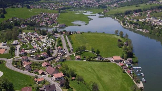 Der Campingplatz am Lac des Brenets (hier im Jahr 2019) wird nicht weniger besucht wegen der Trockenheit. Camping Lac des Brenets