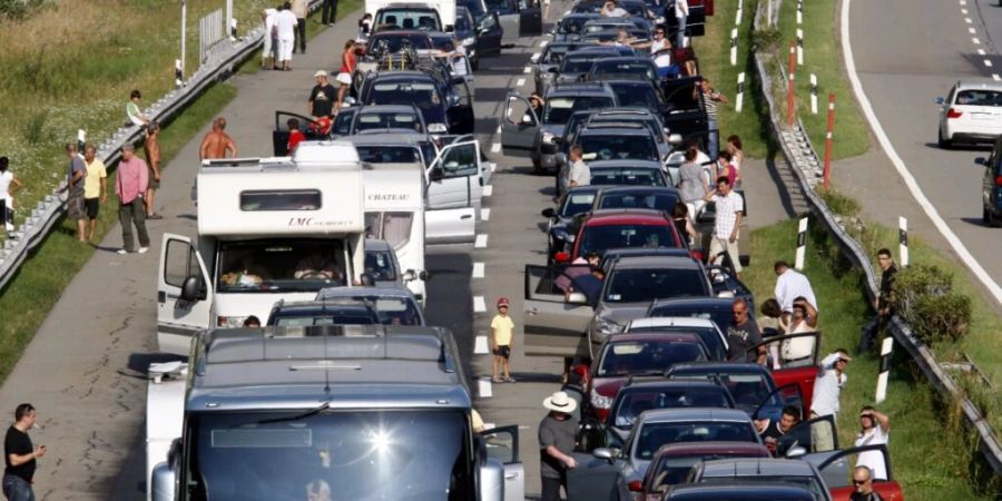 Stau auf der A2 vor dem Gotthard Südportal zwischen Quinto und Airolo in Richtung Norden. (Archivbild)