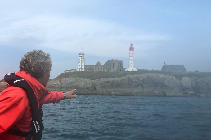 Vom Boot aus wird deutlich, wie schroff die Küste ist und wie hoch der Phare Saint-Mathieu über dem Meer steht. See Meer Küste Klippe Leuchttürme schroff Mann Rettungsweste
