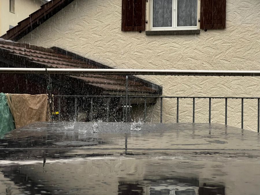 In Hadlikon ZH fielen dicke Tropfen.