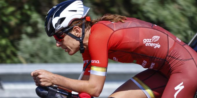 Die Schweizerin Nicola Spirig fährt Rad auf dem Lausitzring. Insgesamt vier Profi-Triathletinnen und -Triathleten wollen in der Lausitz ein Novum erreichen. Unter Laborbedingungen und veränderten Regeln wollen die beiden Frauen eine Zeit von unter acht Stunden erreichen, die beiden Männer sieben. Nicola Spirig
