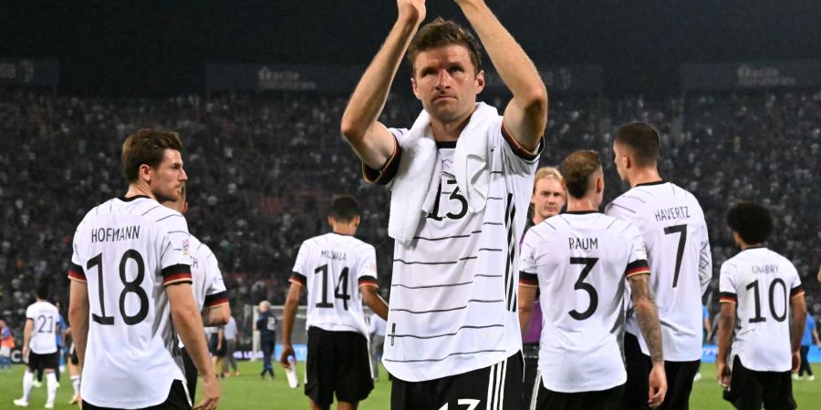 Thomas Müller bedankt sich nach dem Spiel mit der Mannschaft bei den Fans.