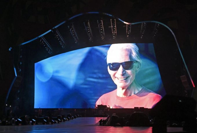 Der verstorbene Schlagzeuger Charlie Watts auf einer Videoprojektion am Mittwoch, 01. Juni 2022, im Rahmen eines Konzerts der Rolling Stones zum Auftakt der Europa-Tournee in Madrid watts