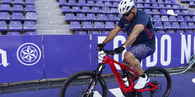 Ronaldo, der Präsident von Real Valladolid löst seine Aufstiegs-Wette ein und fährt den Jakobsweg mit dem Velo. Real Valladolid