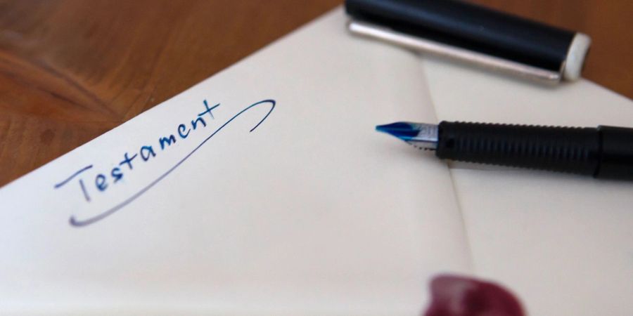 Ein Notar ist nicht zur Stelle und selbst schreiben geht auch nicht mehr? Wer drei Zeugen einbindet, kann auch mündlich seinen letzten Willen abgeben.