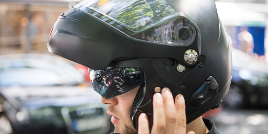 Regelmässige Wachablösung: Um stets vollen Schutz zu geniessen, sollten Biker ihren Helm nach einer bestimmten Zeit gegen ein neues Exemplar austauschen.