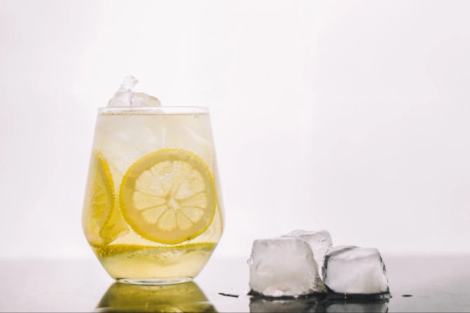 Der Klassiker: Wasser mit Zitrone und Eiswürfeln. Wasser mit Zitrone