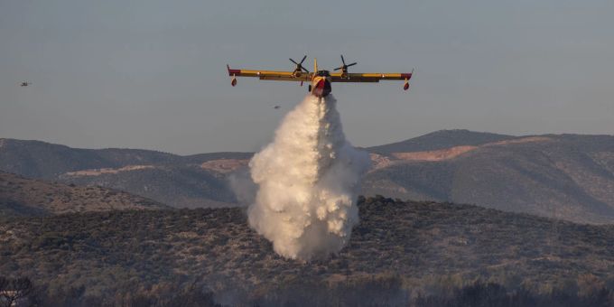 Ein Flugzeug versucht, einen Waldbrand in einem Wald in der Nähe der Stadt Mandra im Westen Attikas zu löschen. Ein Flugzeug versucht, einen Waldbrand in einem Wald in der Nähe der Stadt Mandra im Westen Attikas zu löschen.