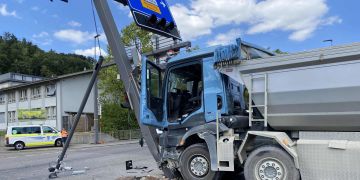 Brugg: Gegen Lichtsignalanlage geprallt