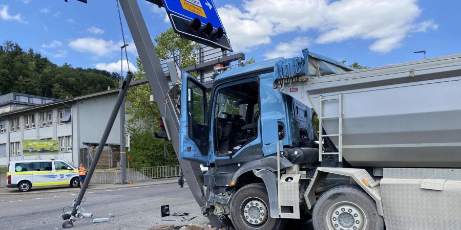 Brugg: Gegen Lichtsignalanlage geprallt