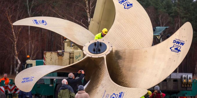 Eine 32 Tonnen schwere Schiffsschraube wird am am Ortseingang von Waren mit Hilfe von zwei Kranen aufgestellt. Die deutsche Schiffbau-Zulieferindustrie legt ihren Jahresbericht vor. Eine 32 Tonnen schwere Schiffsschraube wird am am Ortseingang von Waren mit Hilfe von zwei Kranen aufgestellt. Die deutsche Schiffbau-Zulieferindustrie legt ihren Jahresbericht vor.