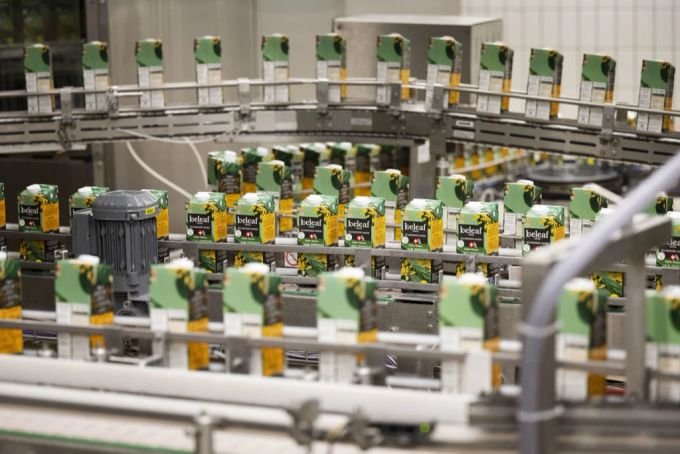 Der Markt für pflanzliche Milchersatzprodukte ist in den letzten Jahren explodiert. Emmi Schweiz produziert etwa eine Hafermilch. Hafermilch vegan
