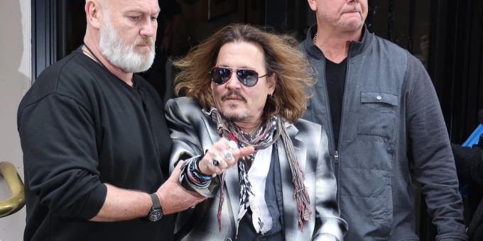 Johnny Depp musste am Montagmorgen von Bodyguards begleitet werden. Johnny Depp musste am Montagmorgen von Bodyguards begleitet werden.