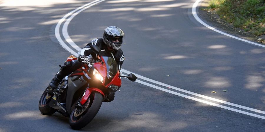 Um auch in riskanten Situationen nicht in Gefahr zu geraten, sollten Motorradfahrer vorausschauend fahren und ein paar Punkte beachten.