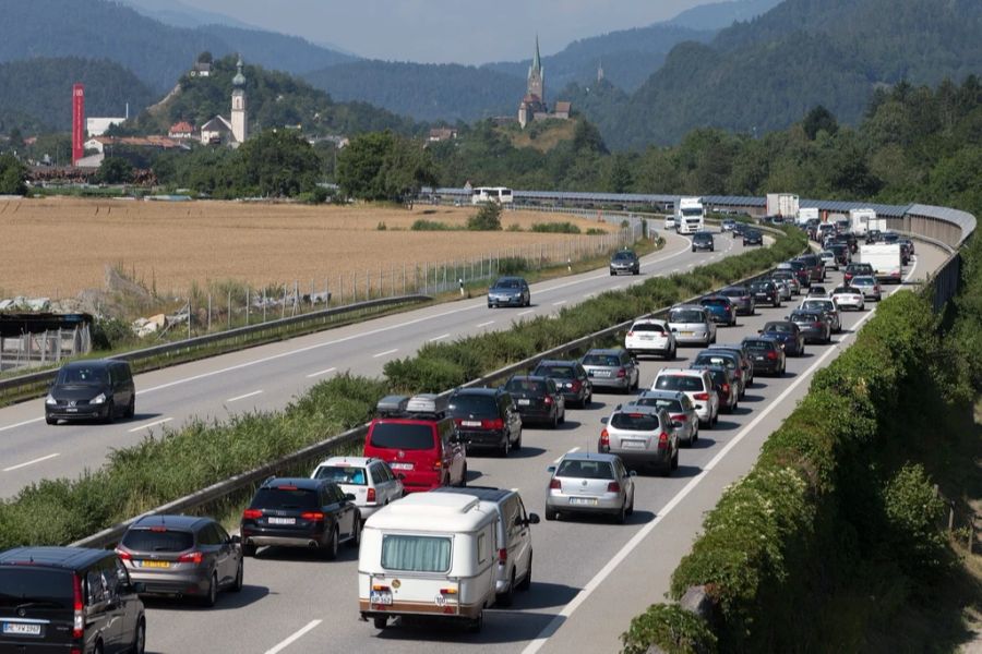 Um dem Chaos zu entgehen, reisen dieses Jahr viele mit dem Auto in die Ferien. (Symbolbild)