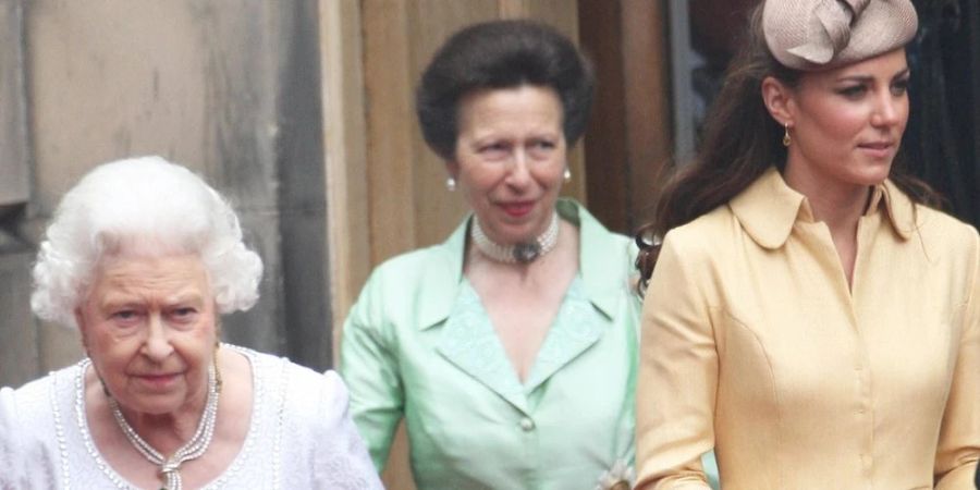 Zum Platinjubiläum von Queen Elizabeth (l.) mischen sich unter anderem Prinzessin Anne und Herzogin Kate (r.) unters Volk.