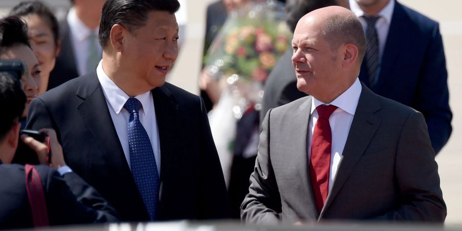 Bei seinem ersten Besuch als Kanzler in Asien hatte Olaf Scholz Ende April Japan besucht - und dabei einen Bogen um China gemacht. (Archivbild mit Xi Jinping aus dem Jahr 2017)