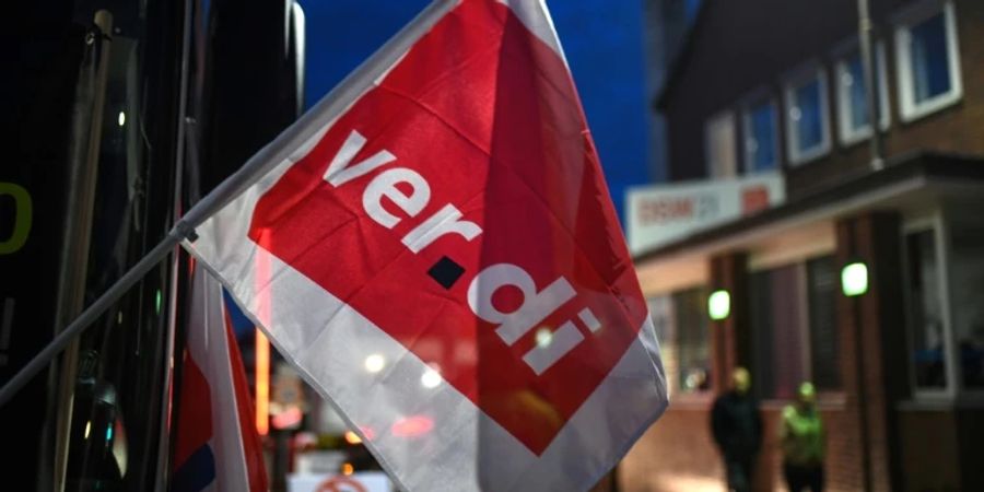 Fahne mit dem Logo der Gewerkschaft Verdi