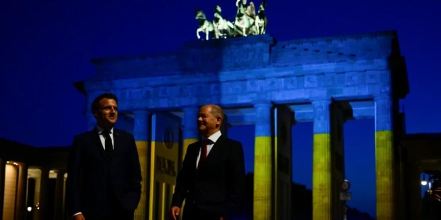 Macron (l) und Scholz vor dem Brandenburger Tor
