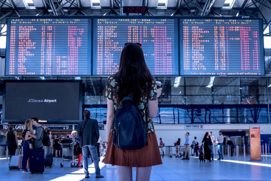 Frau Flughafen Anzeigetafel Passagiere Abflughalle