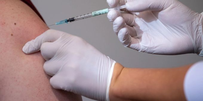 Ein auf die Omikron-Variante angepasster Impfstoff von Moderna wird geprüft. Er soll einer möglichen Welle des Coronavirus im Herbst zuvorkommen. Moderna