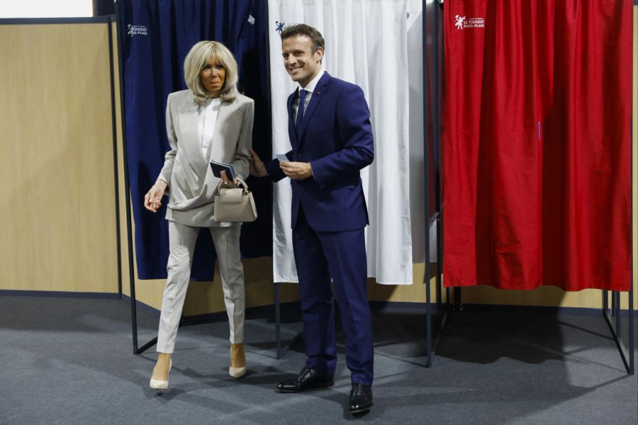 Brigitte Macron und Emmanuel Macron geben ihre Stimme ab.