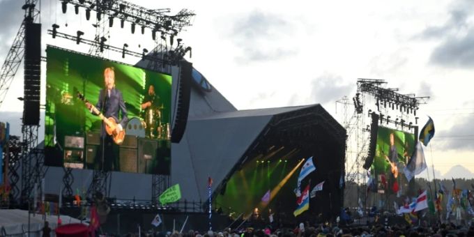 Paul McCartney bringt die Fans von Glastonbury zum Toben Paul McCartney bringt die Fans von Glastonbury zum Toben