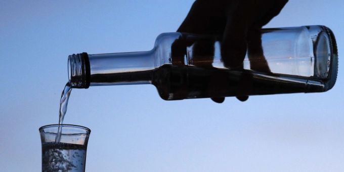Ein Mann giesst hochprozentigen Alkohol in ein Glas. (Symbolbild) Ein Mann giesst hochprozentigen Alkohol in ein Glas. (Symbolbild)