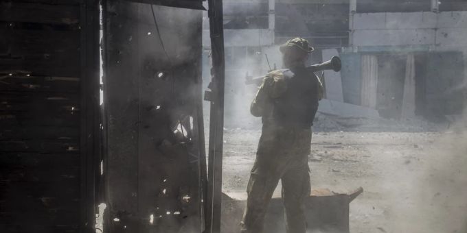 Ein ukrainischer Soldat in Sjewjerodonezk. ukraine krieg Sjewjerodonezk
