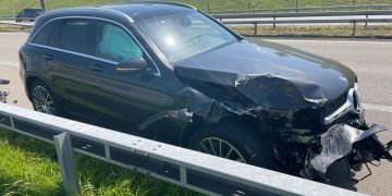 Der 25-jährige Fahrer wurde mit Verletzungen ins Spital gebracht