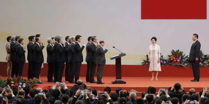 Nach Foto mit Xi - Hongkong-Abgeordneter positiv auf Corona getestet