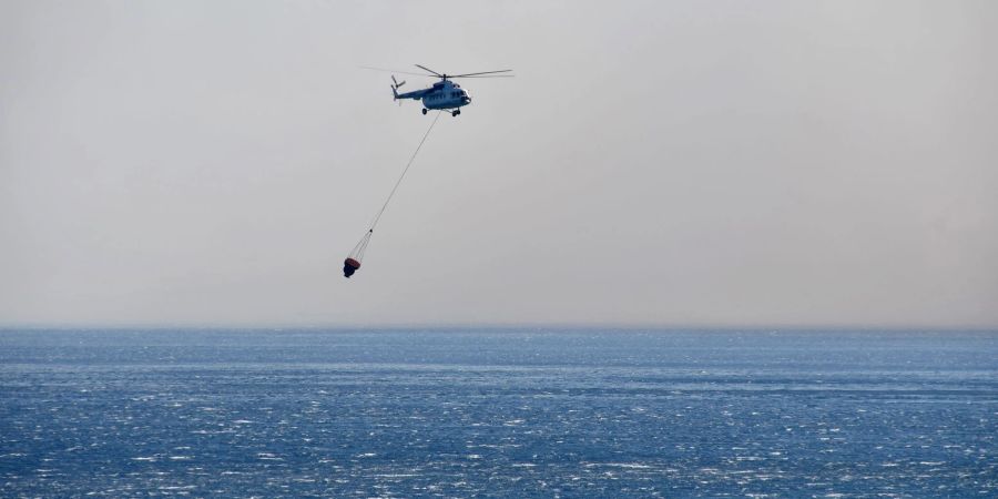 Ein Hubschrauber nimmt an einer Rettungsaktion in der Nähe der östlichen Ägäisinsel Samos teil, nachdem ein Hubschrauber ins Meer gestürzt ist.