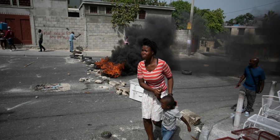 Wegen Bandenkämpfen in Haitis Hauptstadt Port-au-Prince sind die dort lebenden Menschen in einer äussersten Notlage.