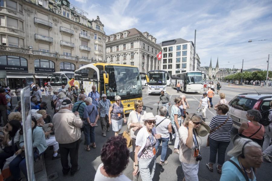 Reisecars sind in Luzern schon länger ein Politikum. Besonders am Schwanenplatz laden die Touribusse viele Passagiere ein und aus, wie hier im Juni 2018. (Keystone/Urs Flueeler)