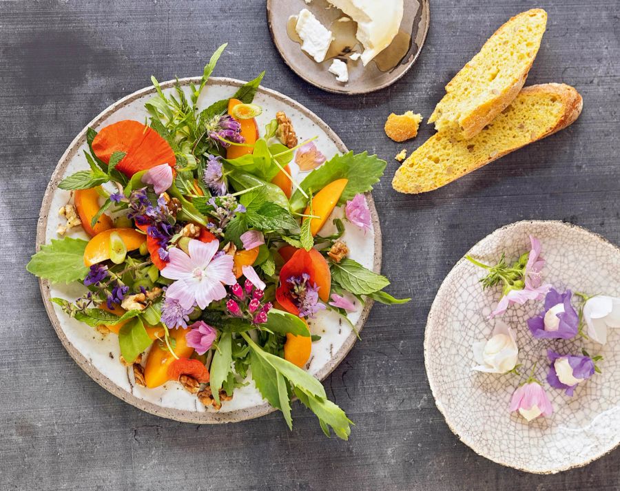 Salat Teller bunt Blüten Brot