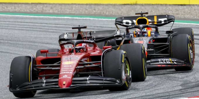 Charles Leclerc fährt beim GP in Spielberg (Ö) in seinem Ferrari vor Max Verstappens Red Bull. ferrari