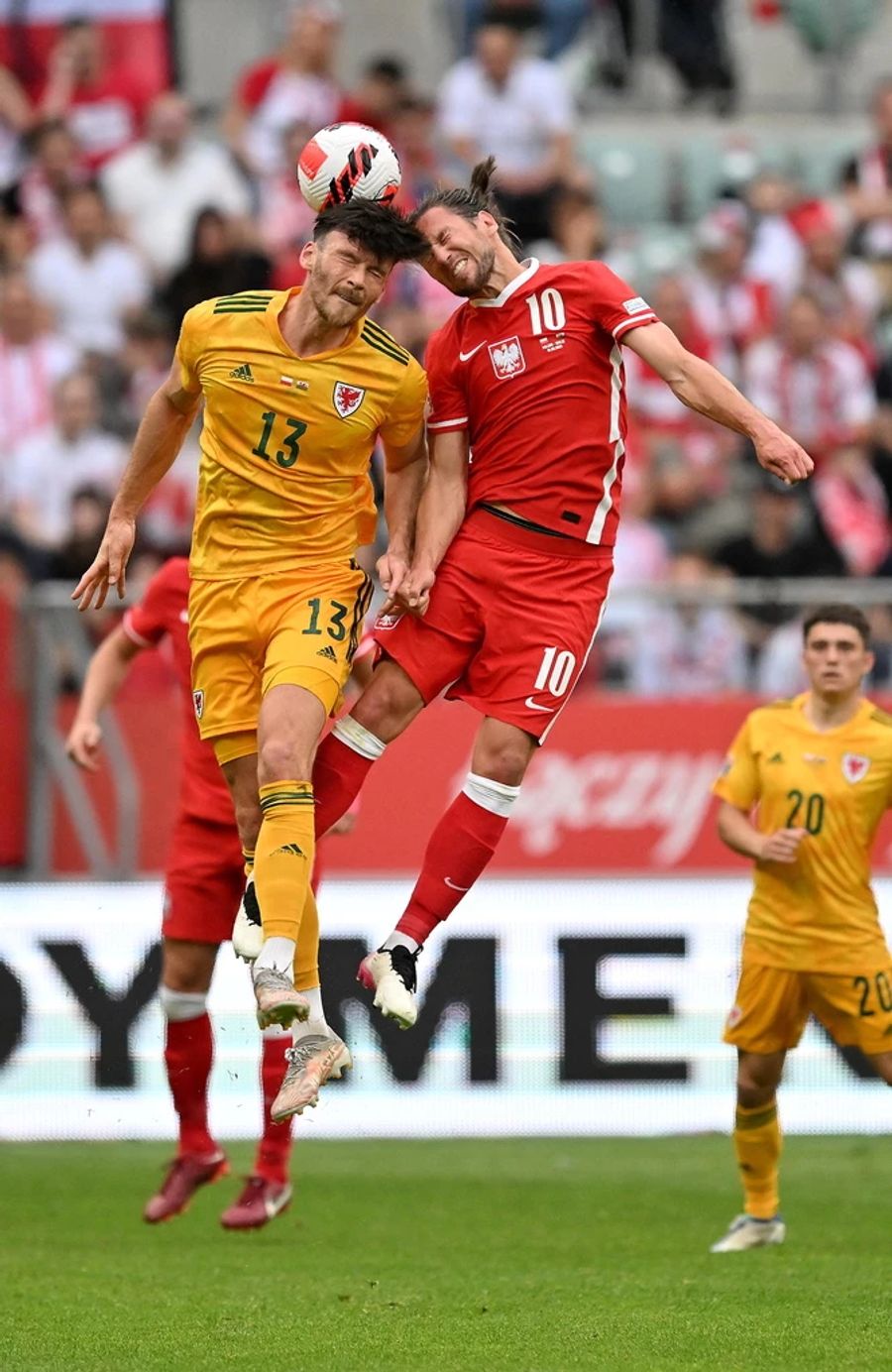 Kieffer Moore von Wales und Polens Grzegorz Krychowiak kämpfen um den Ball.