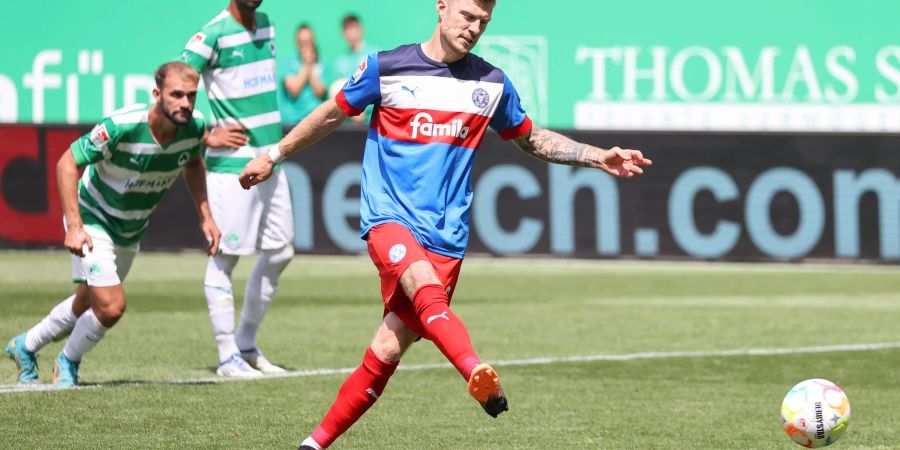 Alexander Mühling (M) rettete Kiel einen Punkt in Fürth.