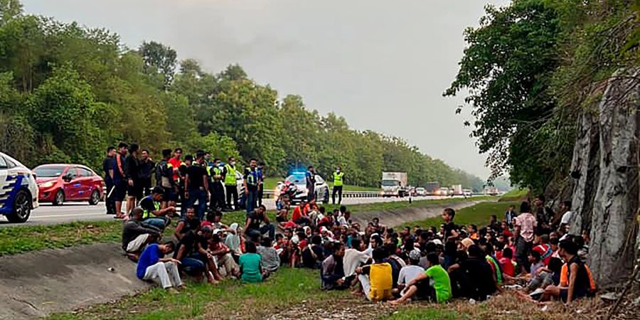 Handout der malaysischen Polizei: Beamte halten Rohingya-Flüchtlinge fest, die aus einem Internierungslager geflohen waren.