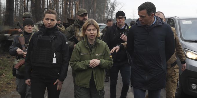 Der spanische Ministerpräsident Pedro Sanchez (r) und seine dänische Amtskollegin Mette Frederiksen (l) unterhalten sich mit der stellvertretenden ukrainischen Ministerpräsidentin für europäische Angelegenheiten, Olha Stefanishyna, bei ihrem Besuch der Stadt Borodjanka in der Ukraine, 21. April 2022. EPA/MIGUEL GUTIERREZ Ukraine Krieg