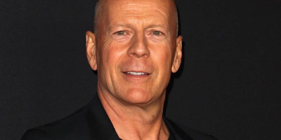 Bruce Willis hat auf Instagram das Tanzbein geschwungen.