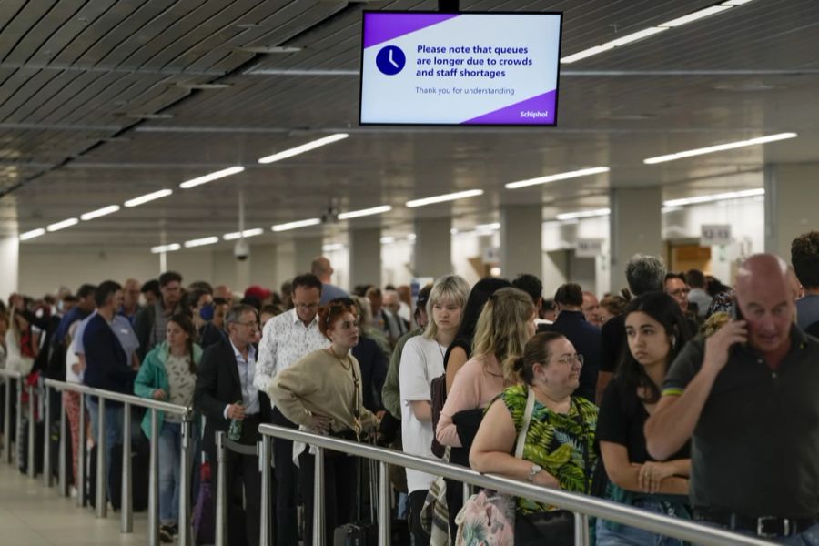 Weltweit herrscht Flugchaos. An vielen Flughäfen bilden sich lange Schlagen, wie hier in Schiphol. Am Amsterdamer Flughafen waren 43,2 Prozent der Flüge zwischen 26. Mai und 19. Juli verspät