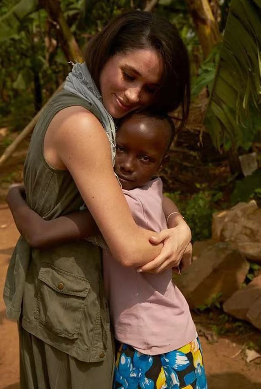 Meghan Markle umarmt einen Jungen in Ruanda.