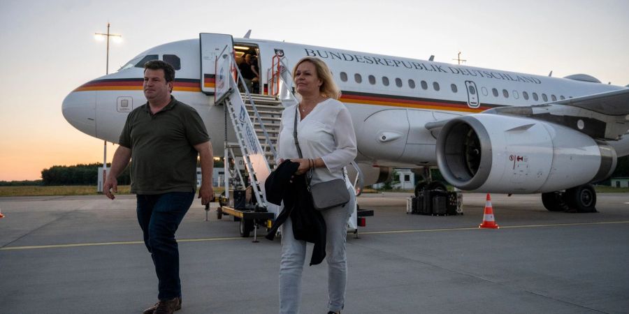 Bundesinnenministerin Nancy Faeser (r.) und Sozialminister Hubertus Heil (beide SPD) am Flughafen Rzeszow in Polen.