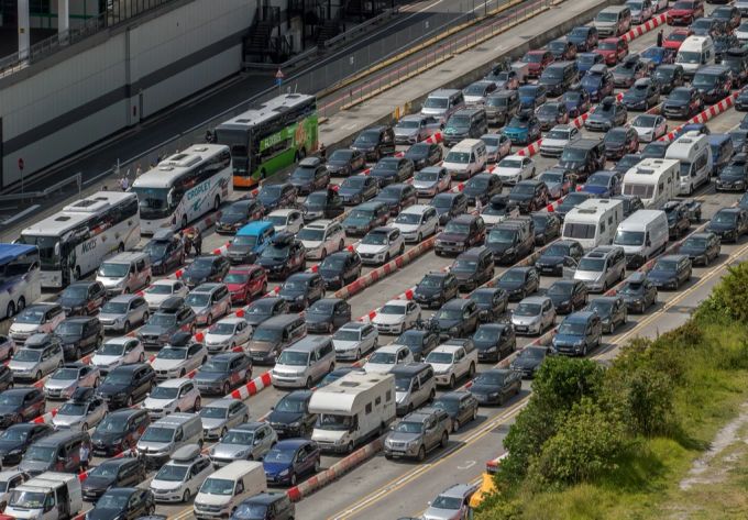 Autos so weit das Auge reicht: Briten, die mit der Fähre nach Europa wollen, müssen viel Geduld mitbringen. Dover