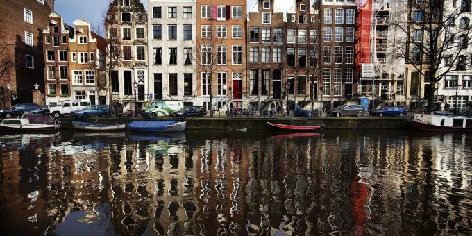 Wer noch keine Wohnung hat, sollte besser gleich Zuhause bleiben. In Amsterdam ist die Wohnungsnot so gross, dass die Universität bereits ihren Studierenden dazu rät. Wer noch keine Wohnung hat, sollte besser gleich Zuhause bleiben. In Amsterdam ist die Wohnungsnot so gross, dass die Universität bereits ihren Studierenden dazu rät.