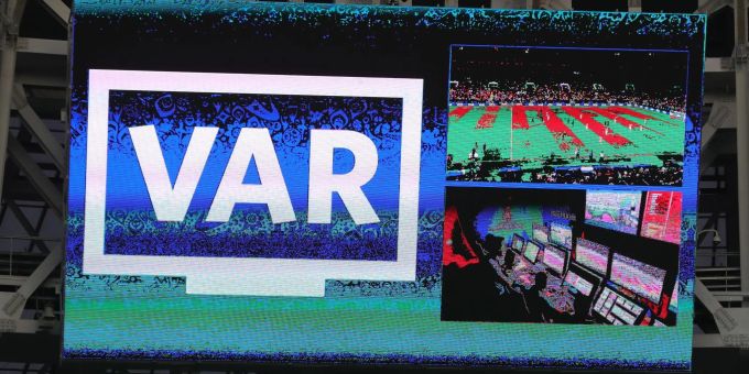 Auf der Anzeigetafel in einem Stadion ist der Schriftzug «VAR» für Video Assistent Referee zu sehen. Auf der Anzeigetafel in einem Stadion ist der Schriftzug «VAR» für Video Assistent Referee zu sehen.