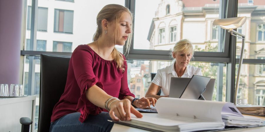 Frauen Büro Laptop Aktenordner